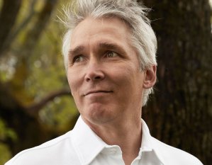 Miika Nousiainen näyttämöllä